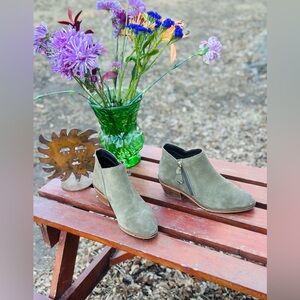 Cole Haan Grand Series 360 Genuine Olive Green Suede Booties Women’s Size 6.5 B